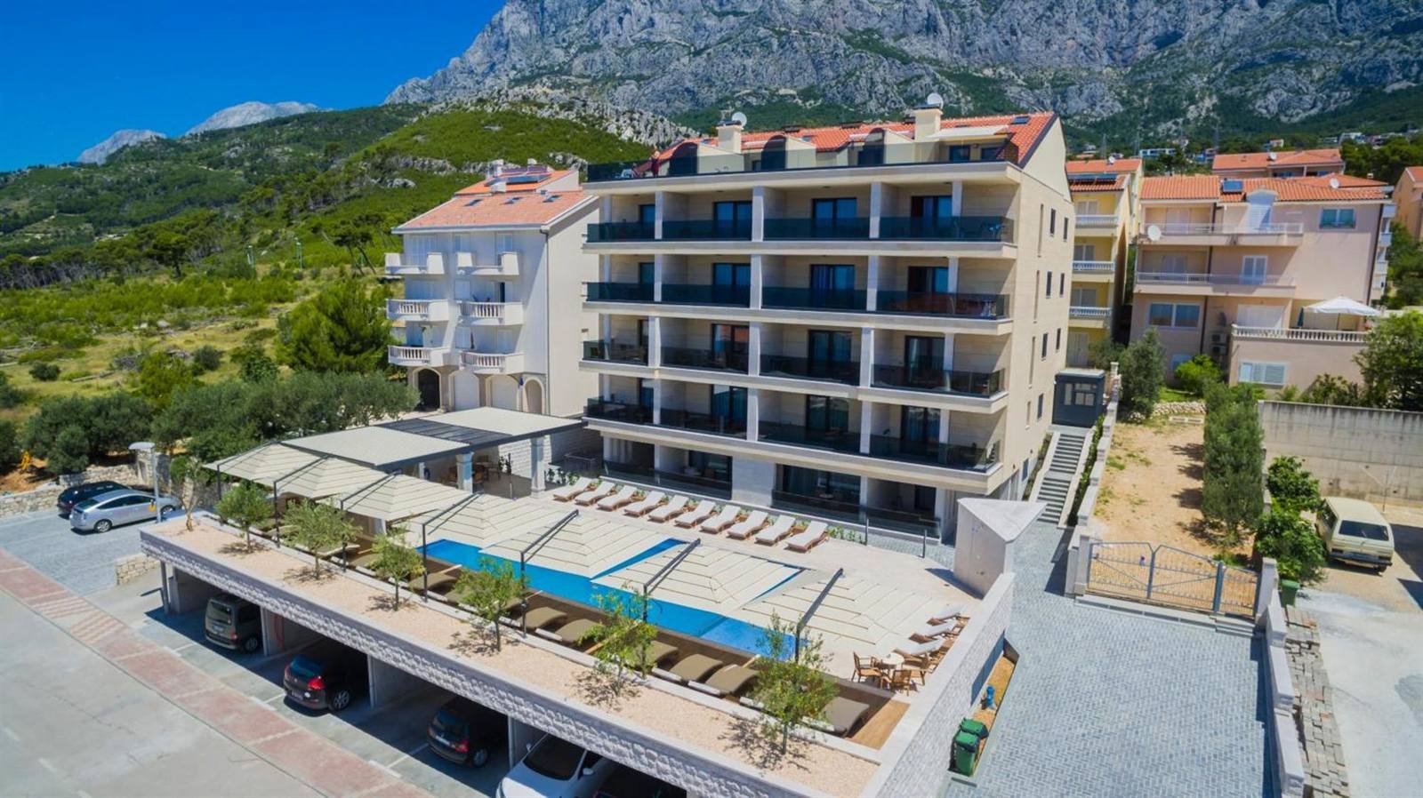 Luxury Aparthotel: aerial view of the apartment building, the pool and Biokovo mountain