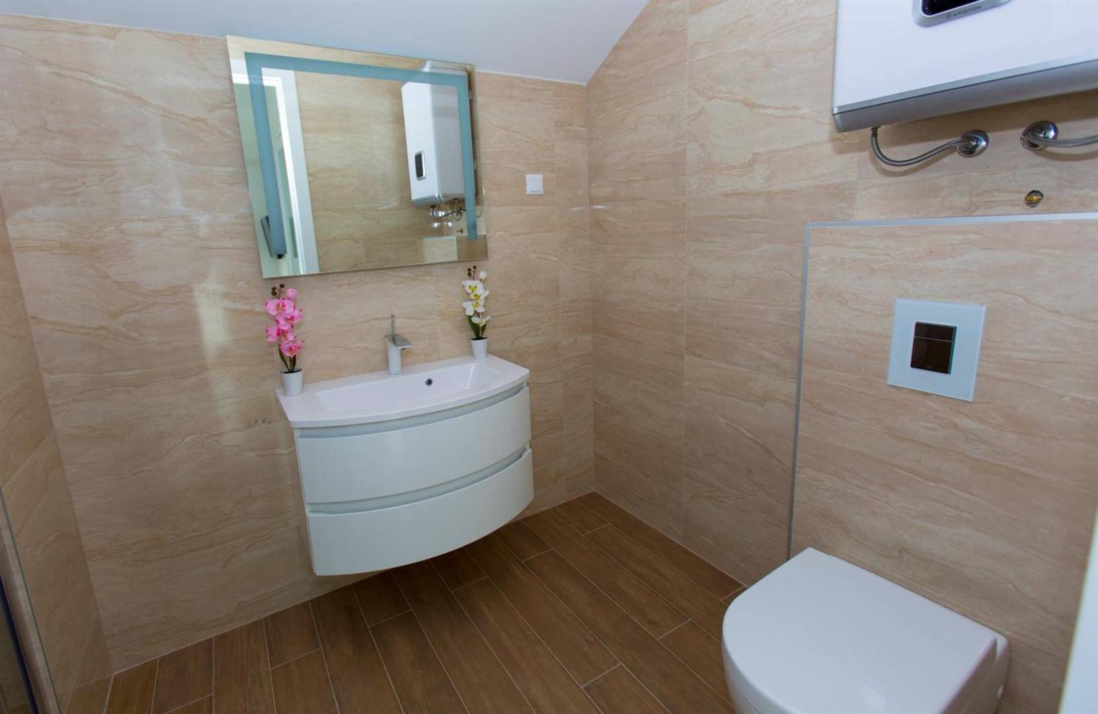 Luxury Aparthotel: private bathroom with a washbasin and mirror